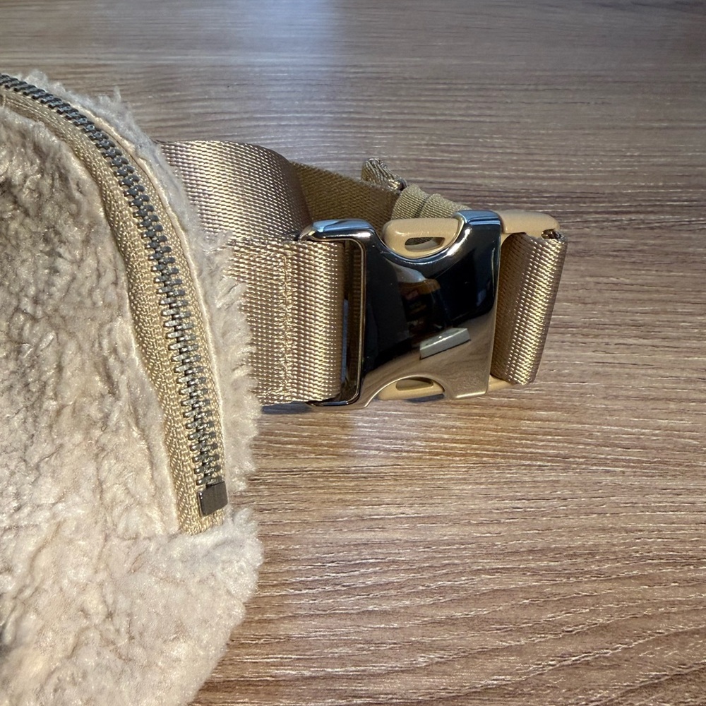 EUC lululemon Everywhere Belt Bag 1L Plush Fleece - Picture 2 of 7